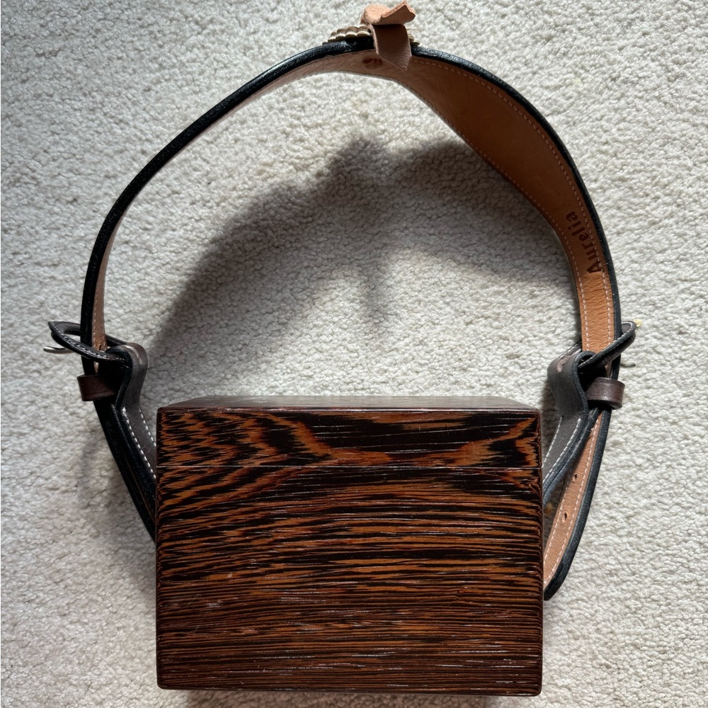 Aurelia concept store Ladrillo box bag with Correllon strap.